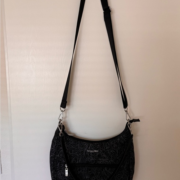 4 -piece set handbag, card wallet, wristlet and small clip on accessories pouch. - Picture 2 of 10